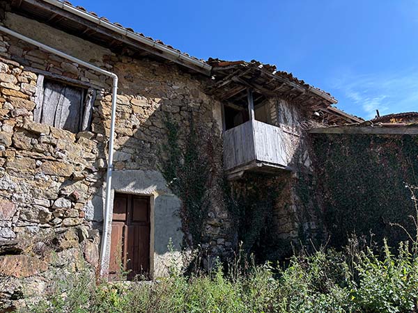 Casa de piedra en ruinas en Asturias