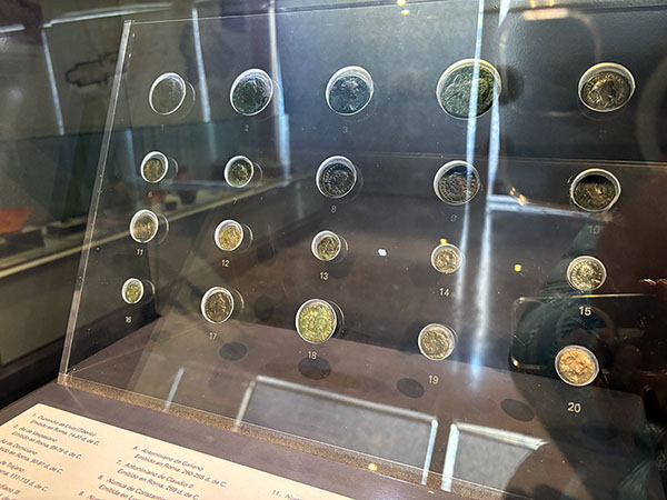 Villa romana de Veranes en Gijón, exposición de objetos encontrados en las excavaciones