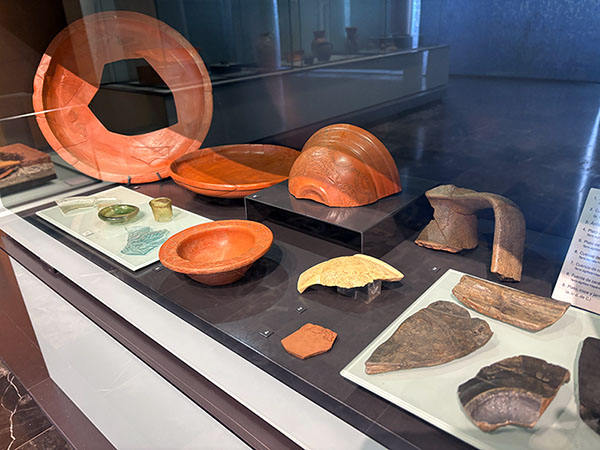 Villa romana de Veranes en Gijón, exposición de objetos encontrados en las excavaciones