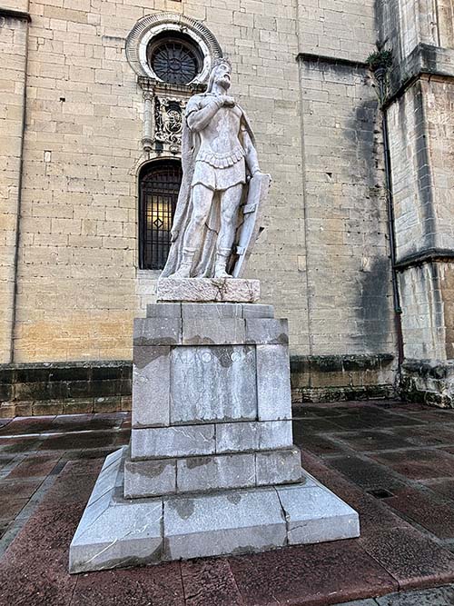 Estatua de Alfonso II el Casto en el exterior de la catedral de Oviedo