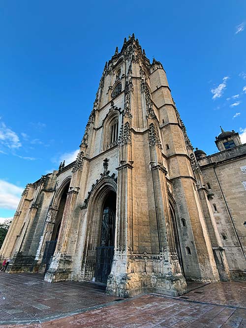 Vista vertical de la catedral de Oviedo desde la plaza de Alfonso II el Casto