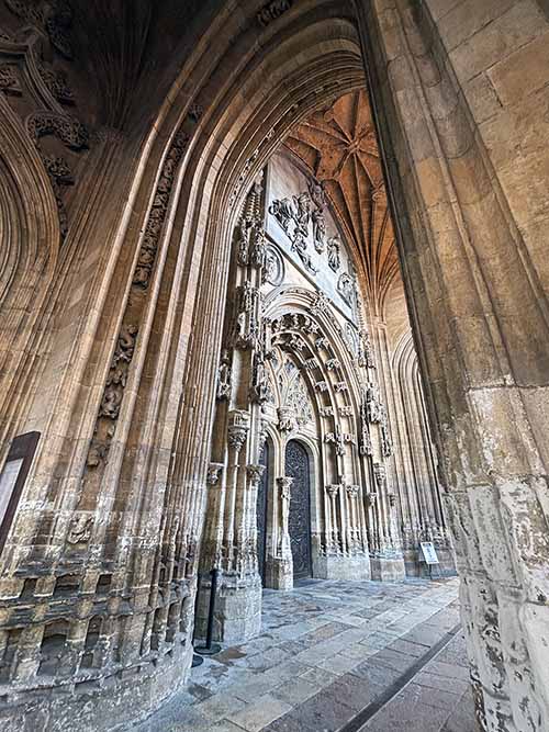 Entrando en la catedral de Oviedo