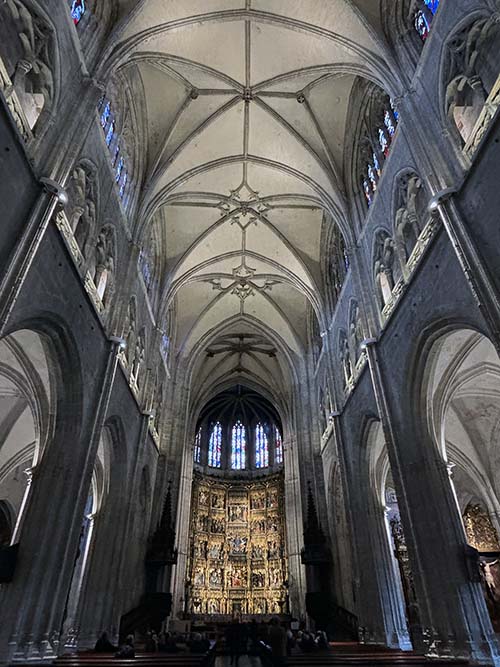 Vista de la nave central de la catedral de Oviedo