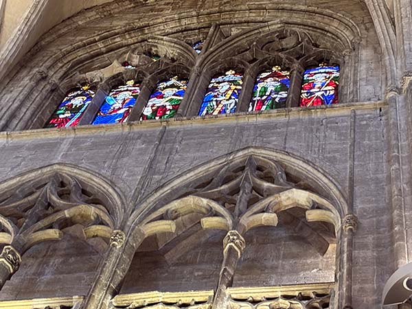 Vitrales en el interior de la catedral de Oviedo