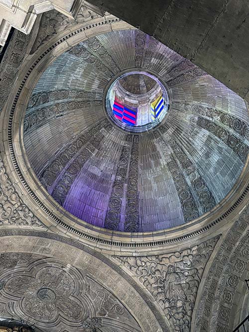 Vitrales en el interior de la catedral de Oviedo