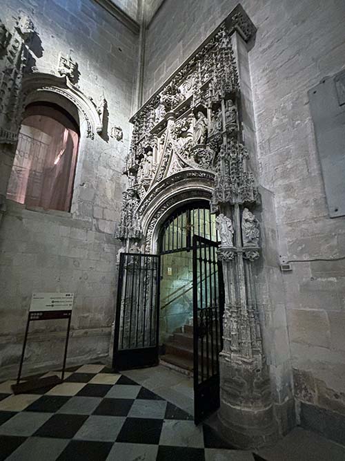 Acceso a la Cámara Santa de la catedral de Oviedo