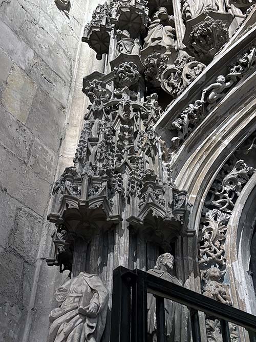 Detalles de piedra labrados en el interior de la catedral de Oviedo