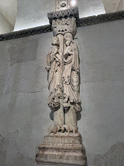 Una de las columnas decoradas con un apostolado románico en la Cámara Santa de la catedral de Oviedo