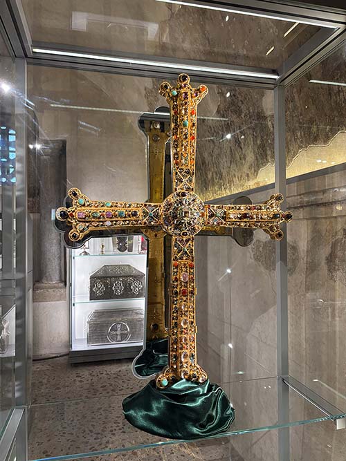 Cruz de la Victoria en la Cámara Santa de la catedral de Oviedo