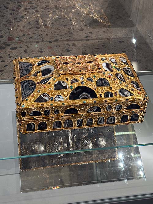 Caja de las Ágatas en la Cámara Santa de la catedral de Oviedo