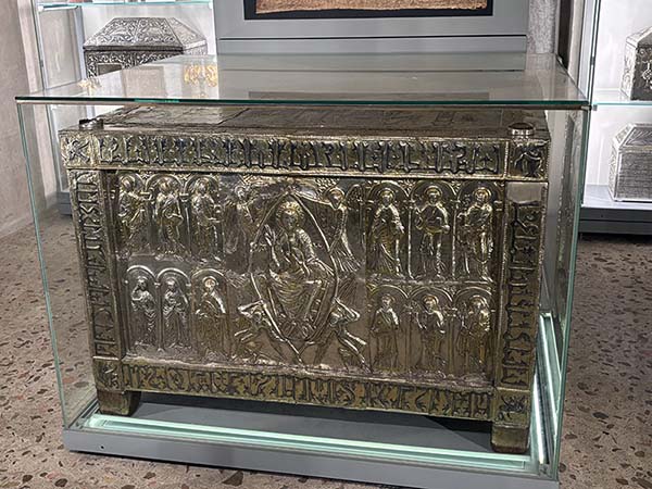 El Arca Santa, expuesta en la Cámara Santa de la catedral de Oviedo