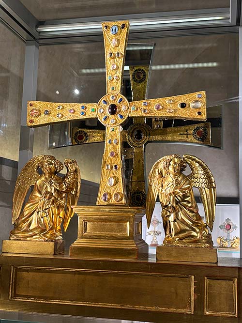Cruz de los Ángeles en la Cámara Santa de la catedral de Oviedo