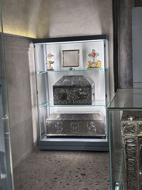 Reliquias custodiadas en la Cámara Santa de la catedral de Oviedo