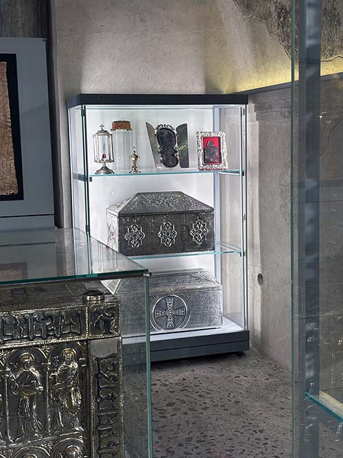 Reliquias custodiadas en la Cámara Santa de la catedral de Oviedo
