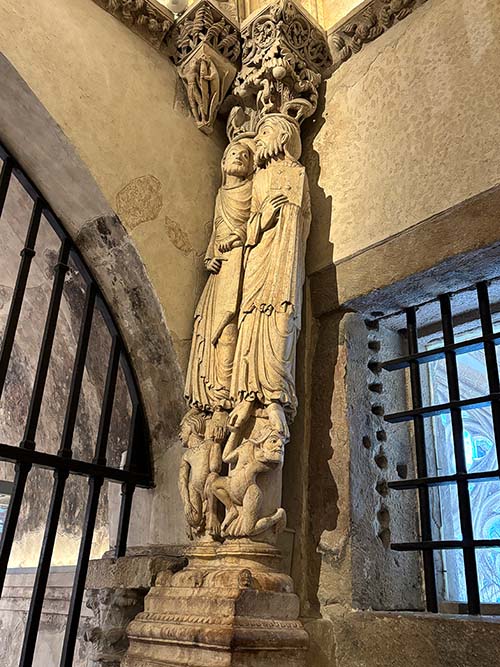 Una de las columnas decoradas con un apostolado románico en la Cámara Santa de la catedral de Oviedo