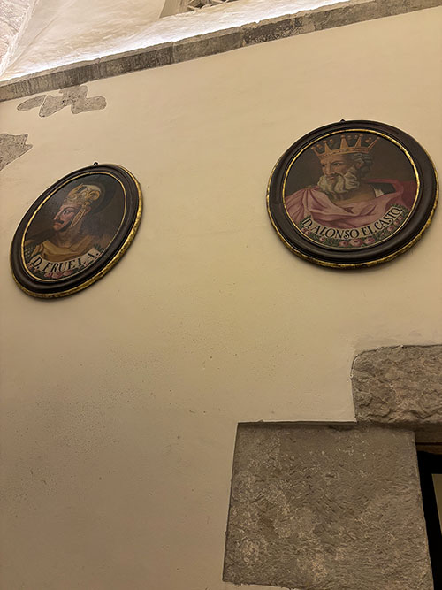 Presencia de los reyes asturianos en la Cámara Santa de la catedral de Oviedo