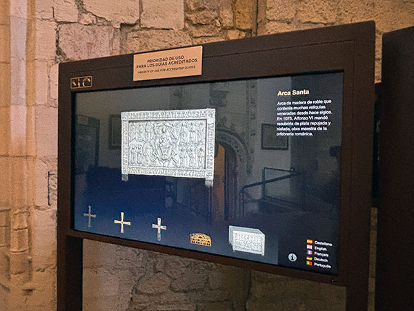 Pantalla táctil en la entrada de la Cámara Santa en la catedral de Oviedo