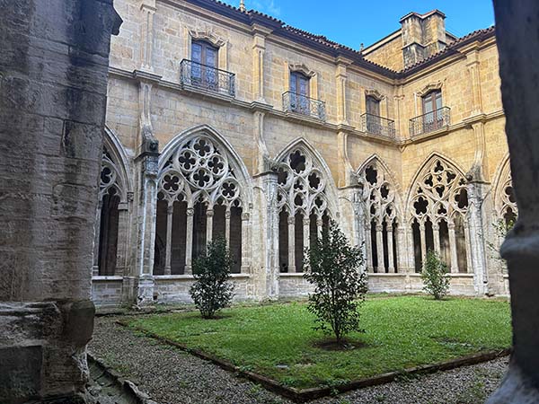Claustro de la catedral de Oviedo