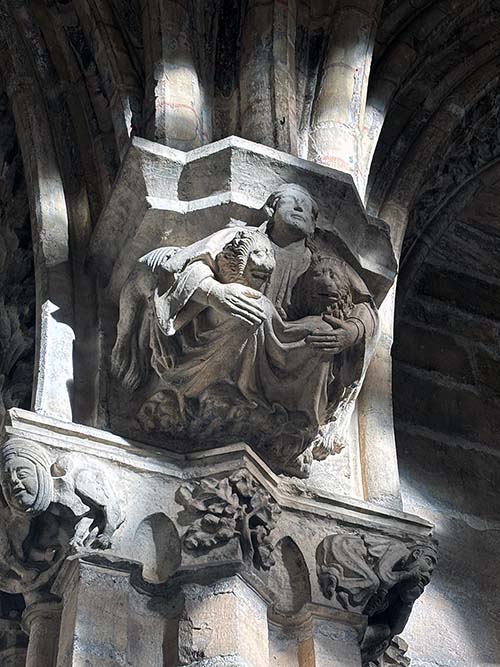 Detalles de piedra labrados en el interior de la catedral de Oviedo