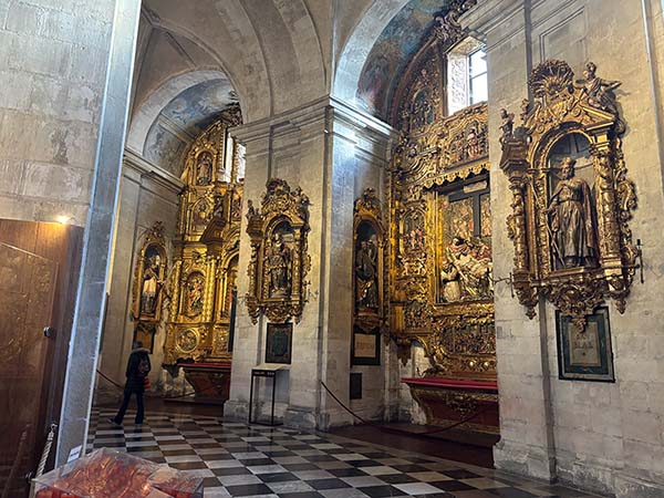 Capillas en el interior de la catedral de Oviedo