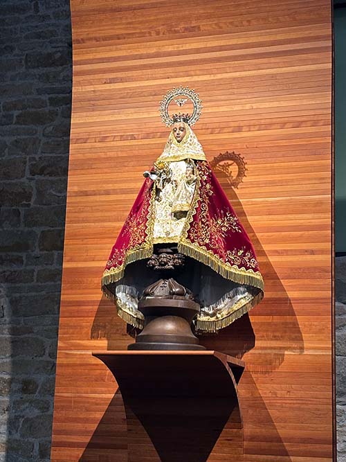 Réplica de la Virgen de Covadonga en su capilla en el interior de la catedral de Oviedo