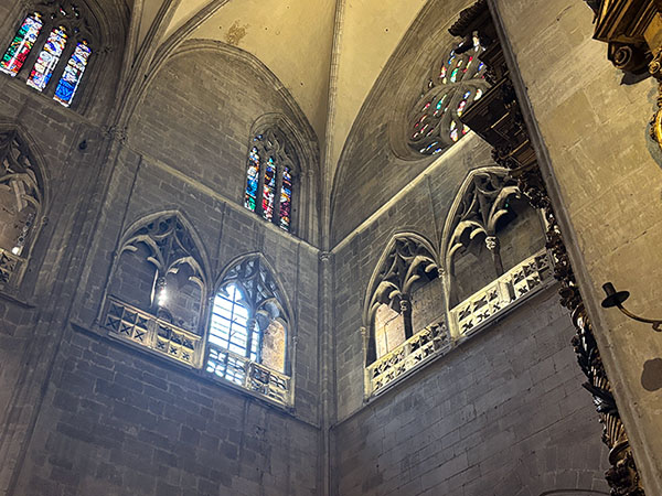 Vitrales en el interior de la catedral de Oviedo