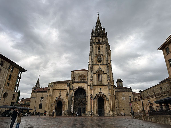 Vista frontal de la catedral de Oviedo desde la plaza de Alfonso II el Casto