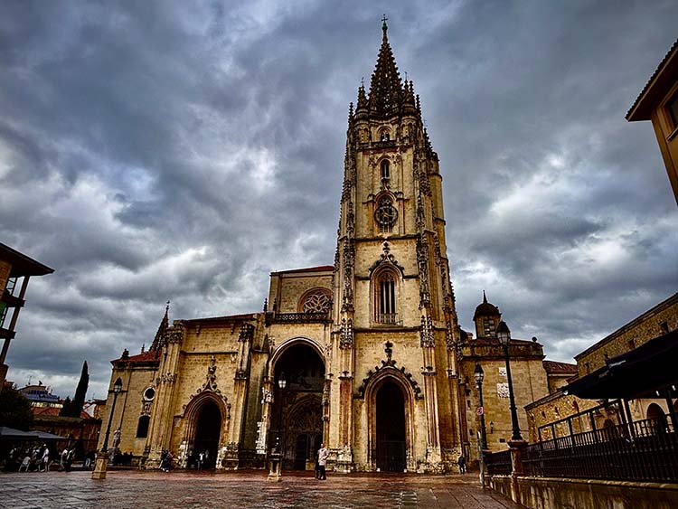 Vista frontal de la catedral de Oviedo desde la plaza de Alfonso II el Casto