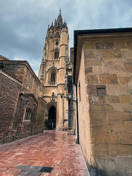 Acercándonos a la catedral de Oviedo por sus calles húmedas del rocío