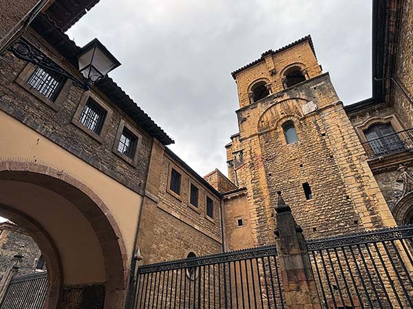 Vista trasero lateral de la catedral de Oviedo