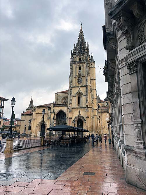 Vista de la catedral de Oviedo con las terrazas en primer plano