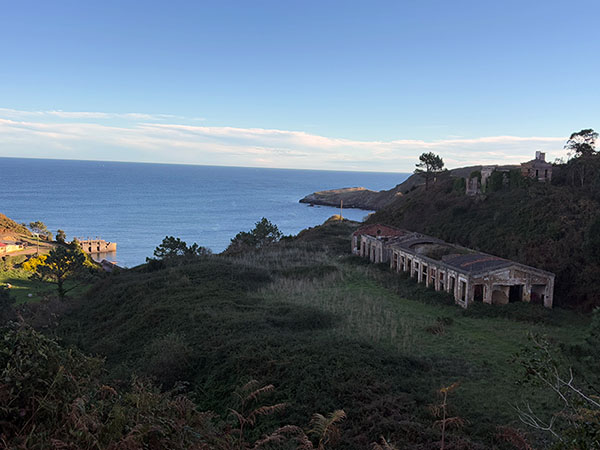 Vista de la ensenada de Llumeres desde el área recreativa de Llumeres en Gozón en Asturias