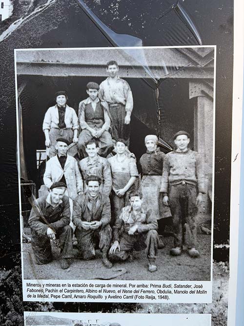 Imagen de época de los mineros de la mina de Llumeres en Gozón en Asturias
