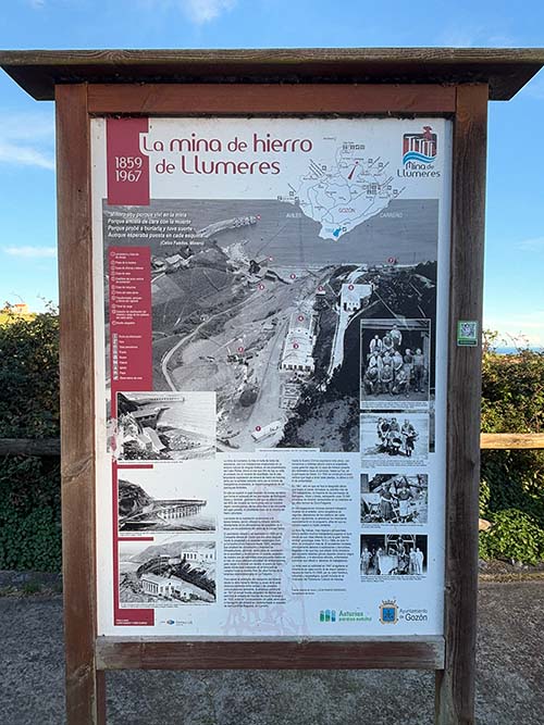 Panel explicativo de la historia de la mina de Llumeres en Gozón en Asturias