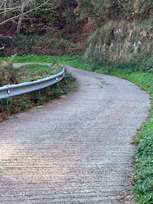 Bajada a la ensenada de Llumeres en Gozón en Asturias