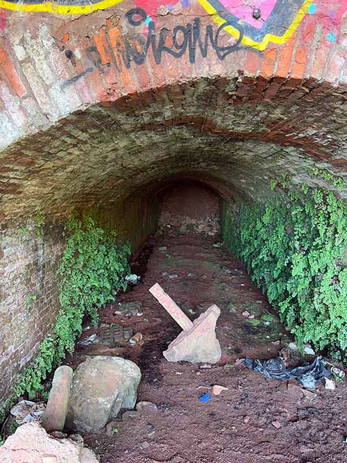 Estructuras abandonadas de la mina de Llumeres en Gozón en Asturias