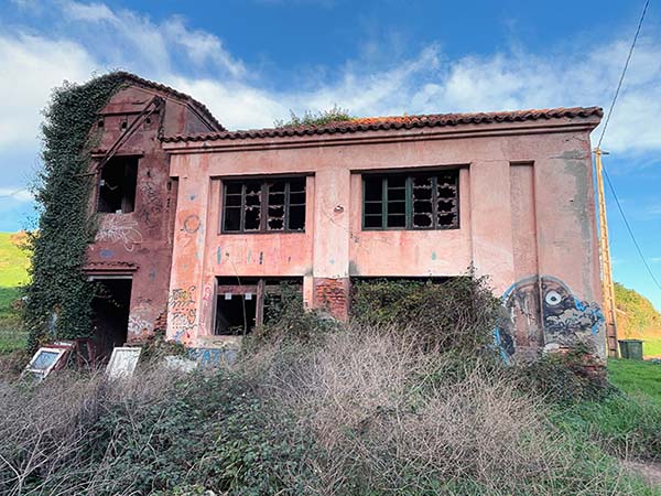 Edificio en ruinas en la mina de Llumeres en Asturias, lo que fue el transformador, almacén y oficina del vigilante