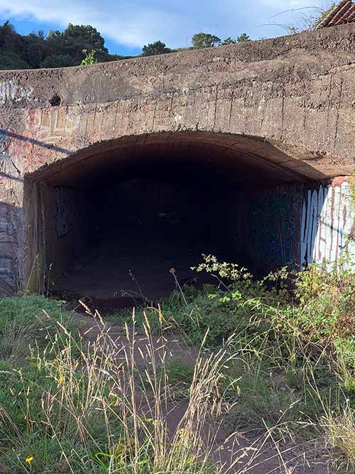 Estructuras abandonadas de la mina de Llumeres en Gozón en Asturias