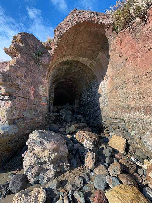 Estructuras abandonadas de la mina de Llumeres en Gozón en Asturias