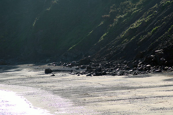 Los acantilados invaden la playa de Llumeres en Gozón en Asturias