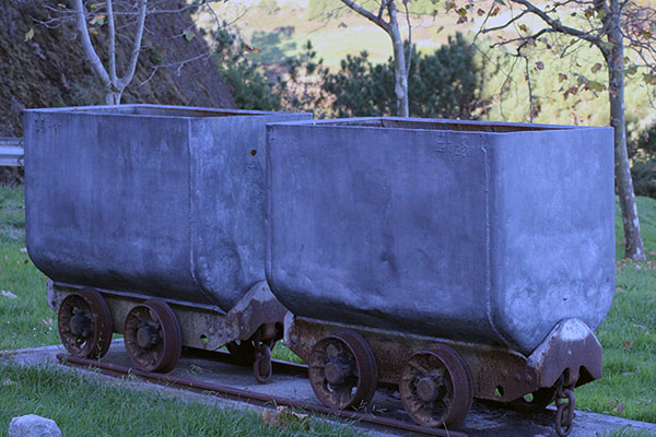 Vagonetas para el transporte de mineral de hierro desde la mina de Llumeres hasta los calderos del cable aéreo en Gozón en Asturias