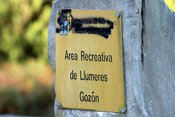 Placa del área recreativa de Llumeres en Gozón en Asturias