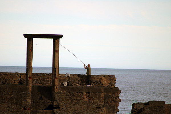 Pescador de caña en Llumeres en Gozón en Asturias