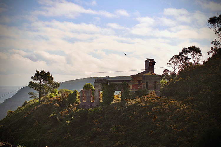 Ruinas de la mina de hierro de Llumeres en Gozón en Asturias