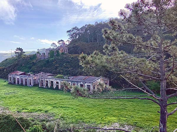 Ruinas de las instalaciones de la mina de hierro de Llumeres en Gozón en Asturias
