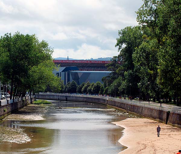 El río Piles a su paso por el parque Isabel la Católica en Gijón