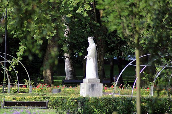 Estatua de Isabel la Católica en el parque que lleva su nombre en Gijón