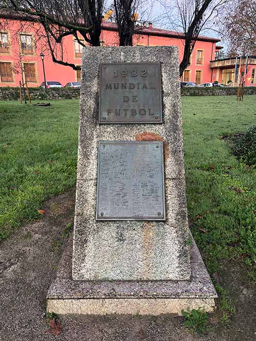 Monumento conmemorativo al mundial de futbol de España 1982 en el parque Isabel la Católica de Gijón