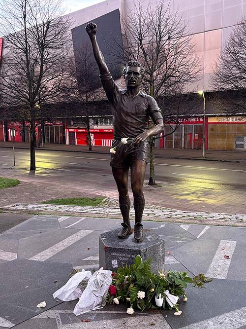 Estatua homenaje a Enrique Castro "Quini" jugador del Sporting de Gijón