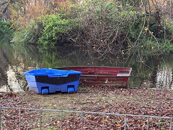 Barcas de paseo en el parque Isabel la Católica en Gijón